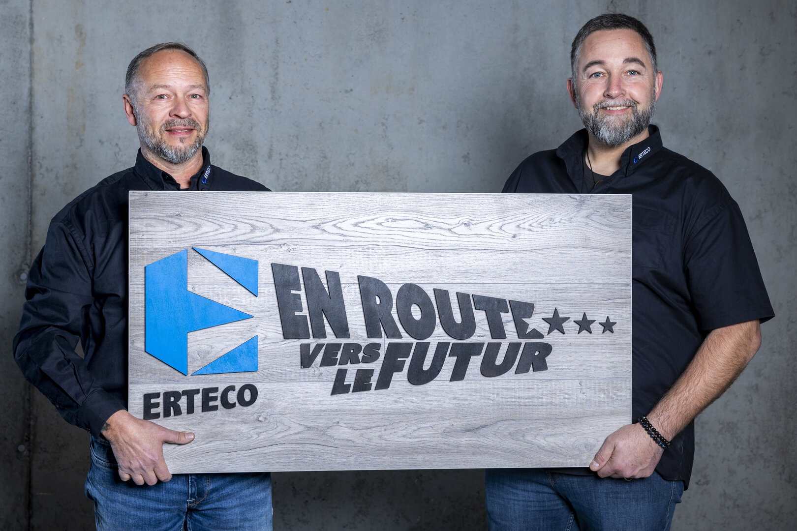 Équipe Erteco avec le panneau En route vers le futur